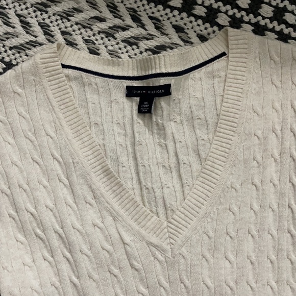 NWOT TOMMY HILFIGER Cable Knit V-neck Sweater - Picture 3 of 6